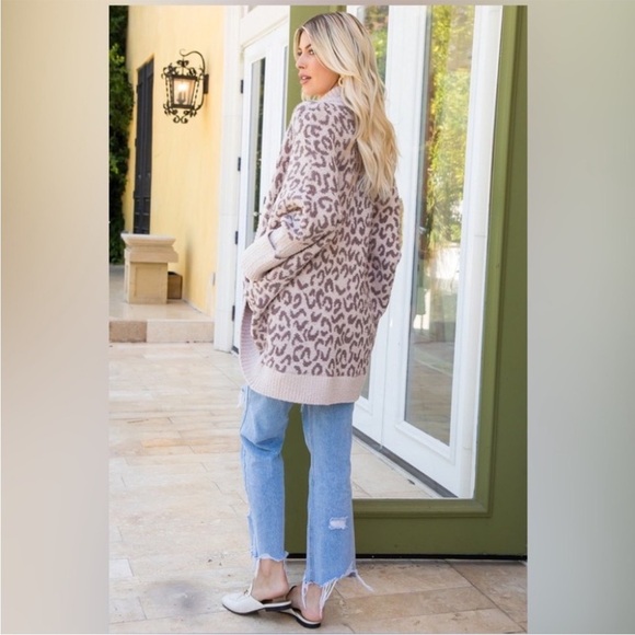 Sweet Lovely by Jen Leopard
Pattern Sweater Cardigan M/L - Picture 2 of 7